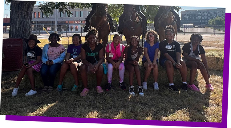 La Patrulla Montada de Fort Worth posa a caballo con el grupo de jóvenes líderes para una fotografía.